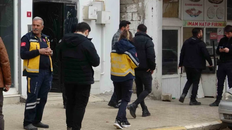 Yaşlı adam asansörde ölü bulundu