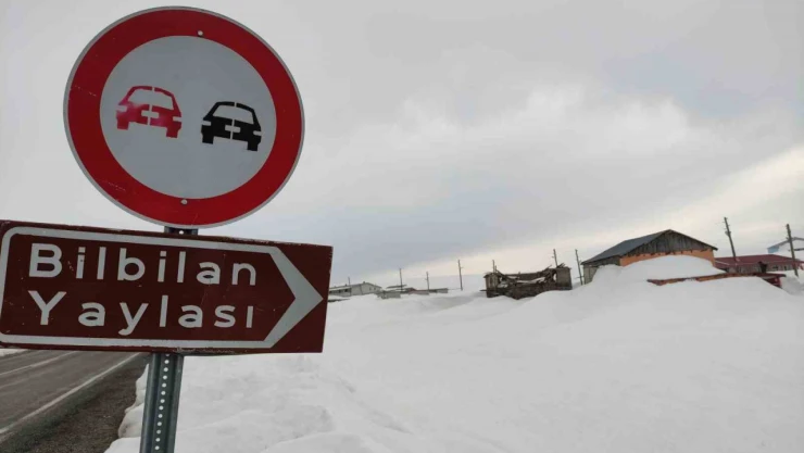 Yayla evleri kar altında