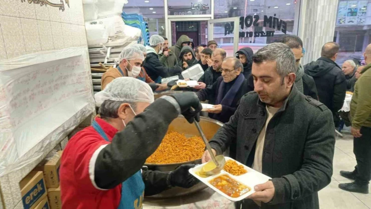 Yemek şirketinden ücretsiz iftar yemeği