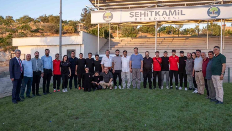 Yılmaz, dereceye giren güreşçileri ödüllendirdi