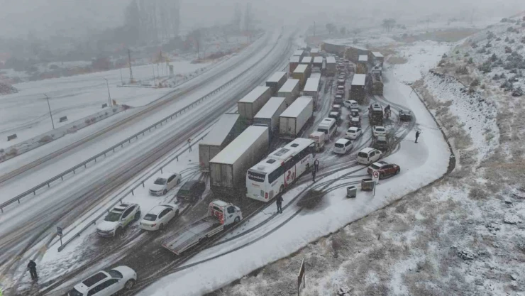 Yoğun kar yağışıyla Erzincan - Sivas kara yolu ulaşıma kapandı