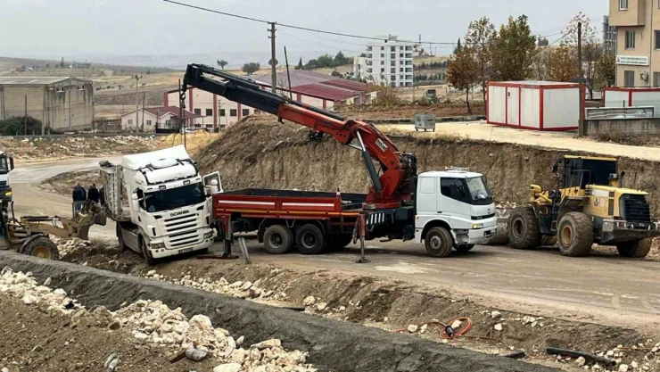 Yoldan çıkan tır trafiği kapattı