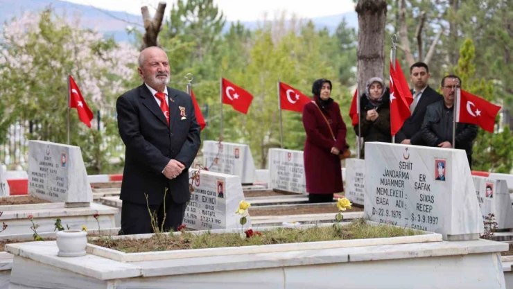 Yukarı Tekke Mezarlığı ziyaretçi akınına uğradı